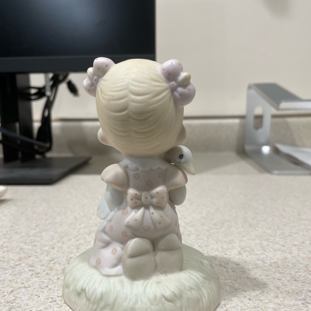 Precious Moments Figurine - Picture 3 of 5